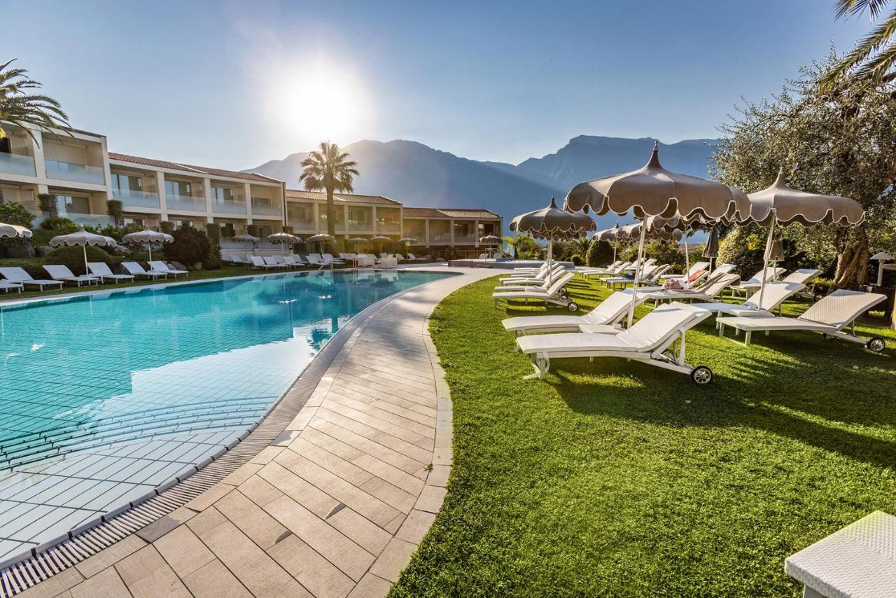 Park Hotel Imperial Limone sul Garda Esterno foto The resort's pool
