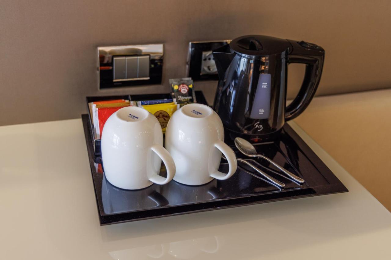 Park Hotel Imperial Limone sul Garda Esterno foto A kettle and two cups in a hotel room