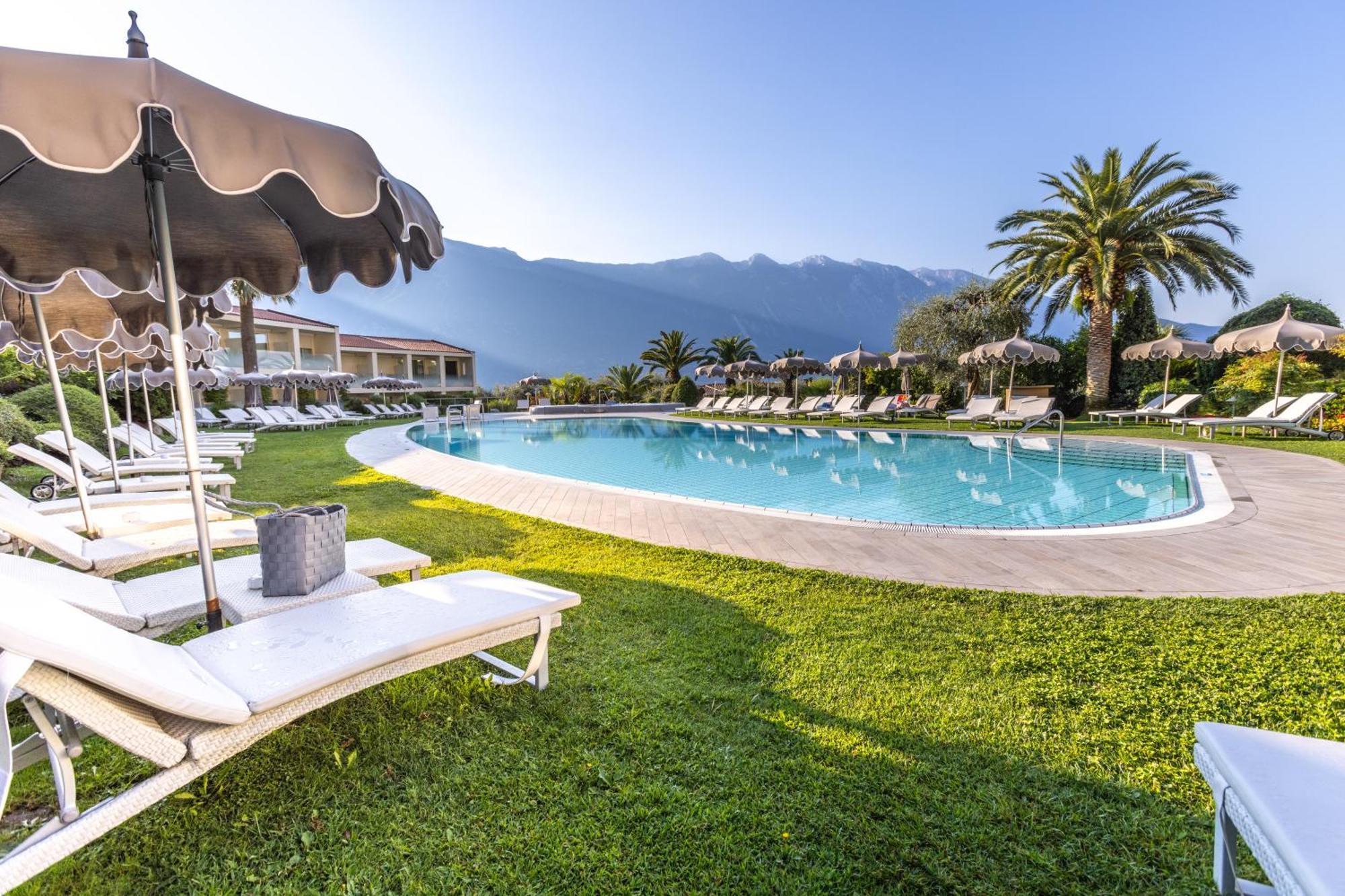 Park Hotel Imperial Limone sul Garda Esterno foto The swimming pool at the hotel